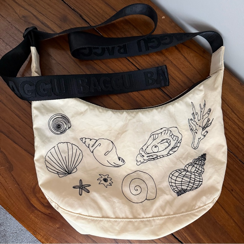Baggu Medium Nylon Crescent Bag in Embroidered Shells VVVEUC! 🤩